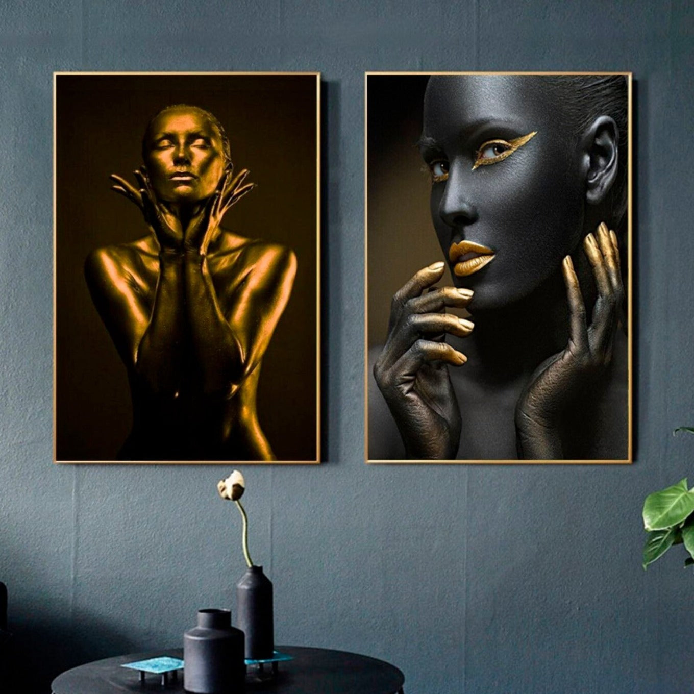 Moderne gerahmte Leinwandbilder, modische Wanddekoration für Zuhause in Gold und Schwarz, zweiteiliges Wandbild mit Frau im schwebenden Rahmen