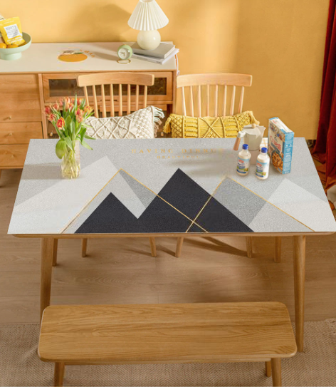 Wasserundurchlässige Tischdecke mit Bergmotiv zum Schutz des Tisches „Peaks“